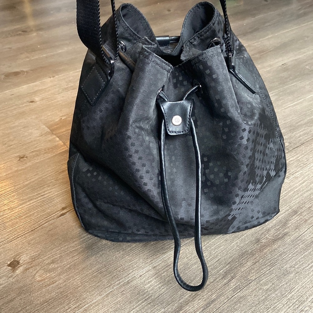 lululemon bucket bag NWOT